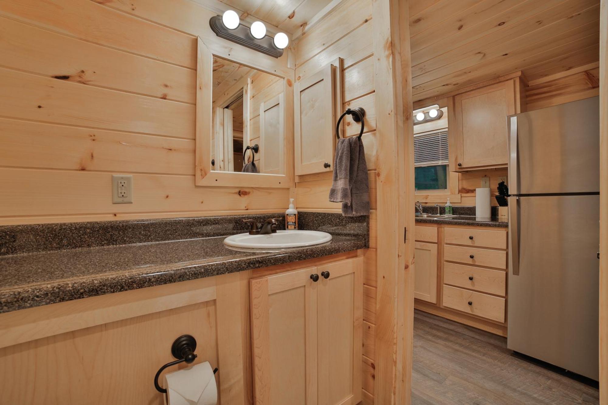 Tiny Cabin Village Private Hot Tub Lynda Cabin 채터누가 외부 사진